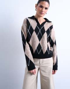 Model wearing Knitted argyle polo in neutral