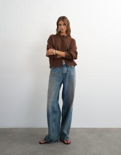 Model wearing Knitted boxy deep rib cardigan in pecan