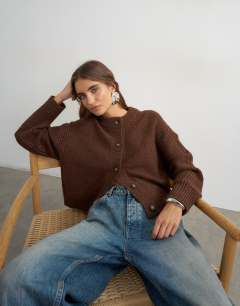 Model wearing Knitted boxy deep rib cardigan in pecan