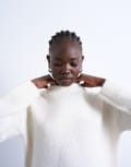 [Topshop] Topshop knitted boxy fluffy crew neck jumper in snow-White M Cream