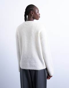 Model wearing Knitted boxy fluffy crew neck jumper in snow