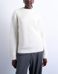 Model wearing Knitted boxy fluffy crew neck jumper in snow
