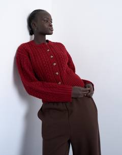 Knitted cable fitted waist cardigan in burgundy