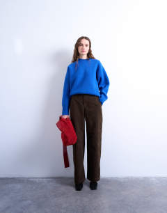 Model wearing Knitted chunky all needle clean crew jumper in Blue