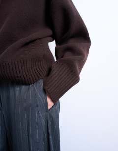 Model wearing Knitted chunky all needle clean crew jumper in chocolate