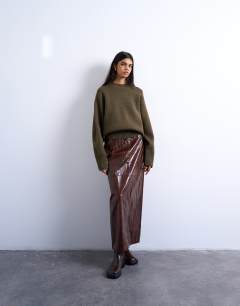 Model wearing Knitted chunky all needle clean crew jumper in khaki