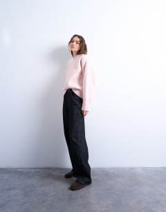 Model wearing Knitted chunky all needle clean crew jumper in pink