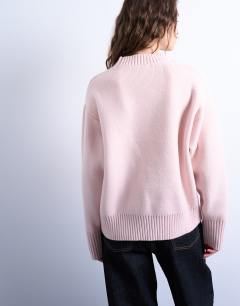 Model wearing Knitted chunky all needle clean crew jumper in pink