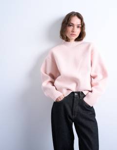 Model wearing Knitted chunky all needle clean crew jumper in pink