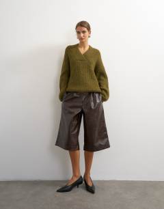 Model wearing Knitted chunky shawl collar jumper in green