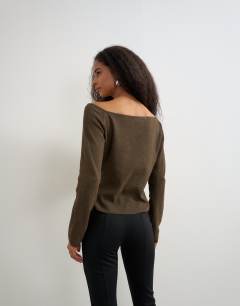 Model wearing Knitted cinch twist top in brown
