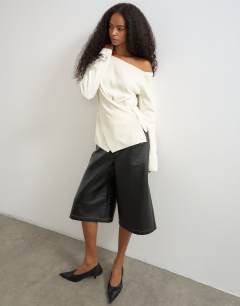 Model wearing Knitted cinch twist top in ivory