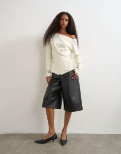 Model wearing Knitted cinch twist top in ivory