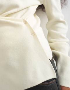 Model wearing Knitted cinch twist top in ivory