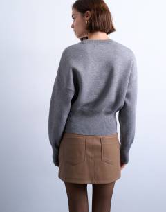 Model wearing Knitted clean cinch waist jumper in grey