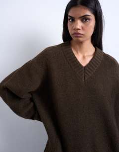 Model wearing Knitted clean v-neck jumper in chocolate