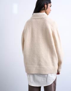 Model wearing Knitted clean v-neck jumper in oat