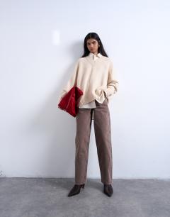 Model wearing Knitted clean v-neck jumper in oat