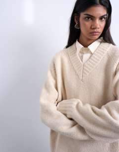 Model wearing Knitted clean v-neck jumper in oat