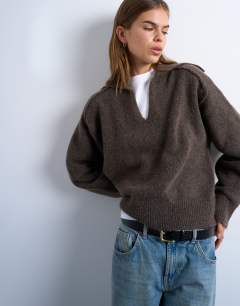 Model wearing Knitted collar jumper in brown