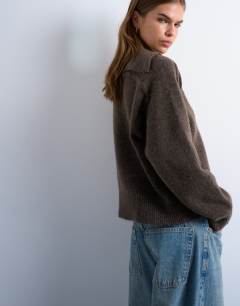 Model wearing Knitted collar jumper in brown