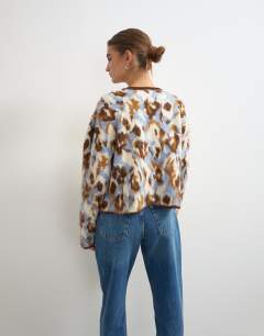 Model wearing Knitted crew neck cardigan in blue floral