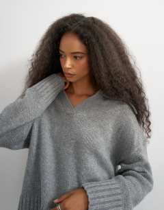 Model wearing Knitted curved hem collared polo jumper with wool in charcoal
