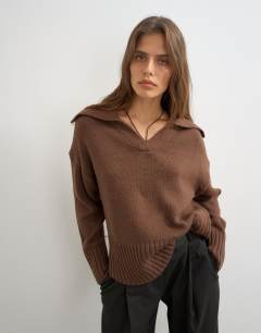 Knitted curved hem collared polo jumper with wool in pecan