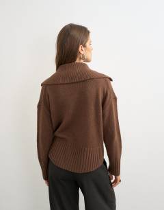 Model wearing Knitted curved hem collared polo jumper with wool in pecan