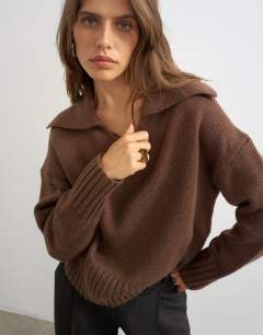 Model wearing Knitted curved hem collared polo jumper with wool in pecan