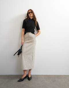 Model wearing Knitted deep rib mandarin collar short sleeve top with wool in black