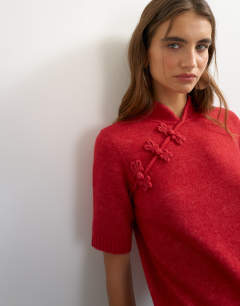Model wearing Knitted deep rib mandarin collar short sleeve top with wool in red