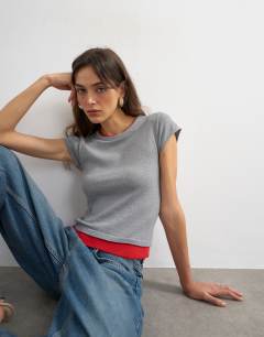 Knitted double layer t-shirt in red and grey