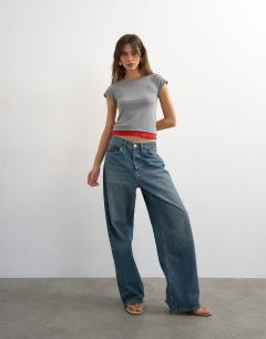 Model wearing Knitted double layer t-shirt in red and grey