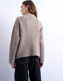 Model wearing Knitted double pocket jacket in oat