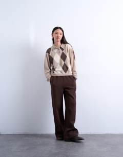 Model wearing Knitted fine argyle polo in Oat