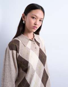 Model wearing Knitted fine argyle polo in Oat