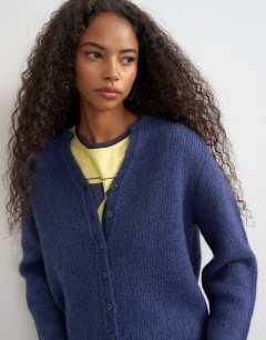 Model wearing Knitted fluffy eyelash cardigan in navy