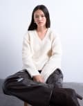 [Topshop] Topshop knitted fluffy v neck jumper in white XS ivory