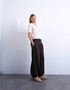 Model wearing Knitted half sleeve collared cardigan in ivory