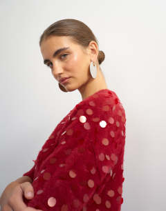 Model wearing Knitted half sleeve v neck sequin t-shirt in red