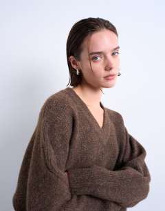 Model wearing Knitted high v horizontal stitch jumper in brown