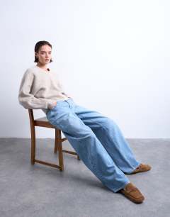 Model wearing Knitted high v horizontal stitch jumper in oat