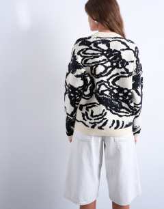 Model wearing Knitted jacquard clean abstract  floral jumper in mono