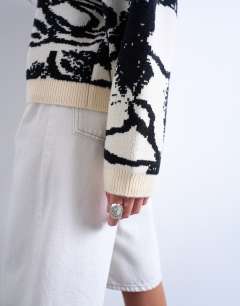 Model wearing Knitted jacquard clean abstract  floral jumper in mono