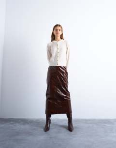 Model wearing Knitted lightweight crew cardigan in oat