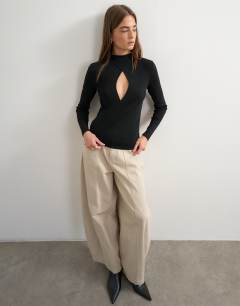 Model wearing Knitted long sleeve front drape keyhole top in black