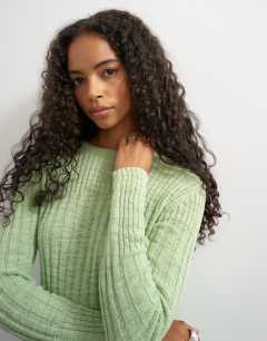 Model wearing Knitted long sleeve slim fit crew neck ribbed top in pistachio