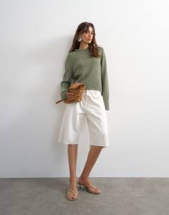 Model wearing Knitted long sleeve top with roll hem trims in khaki