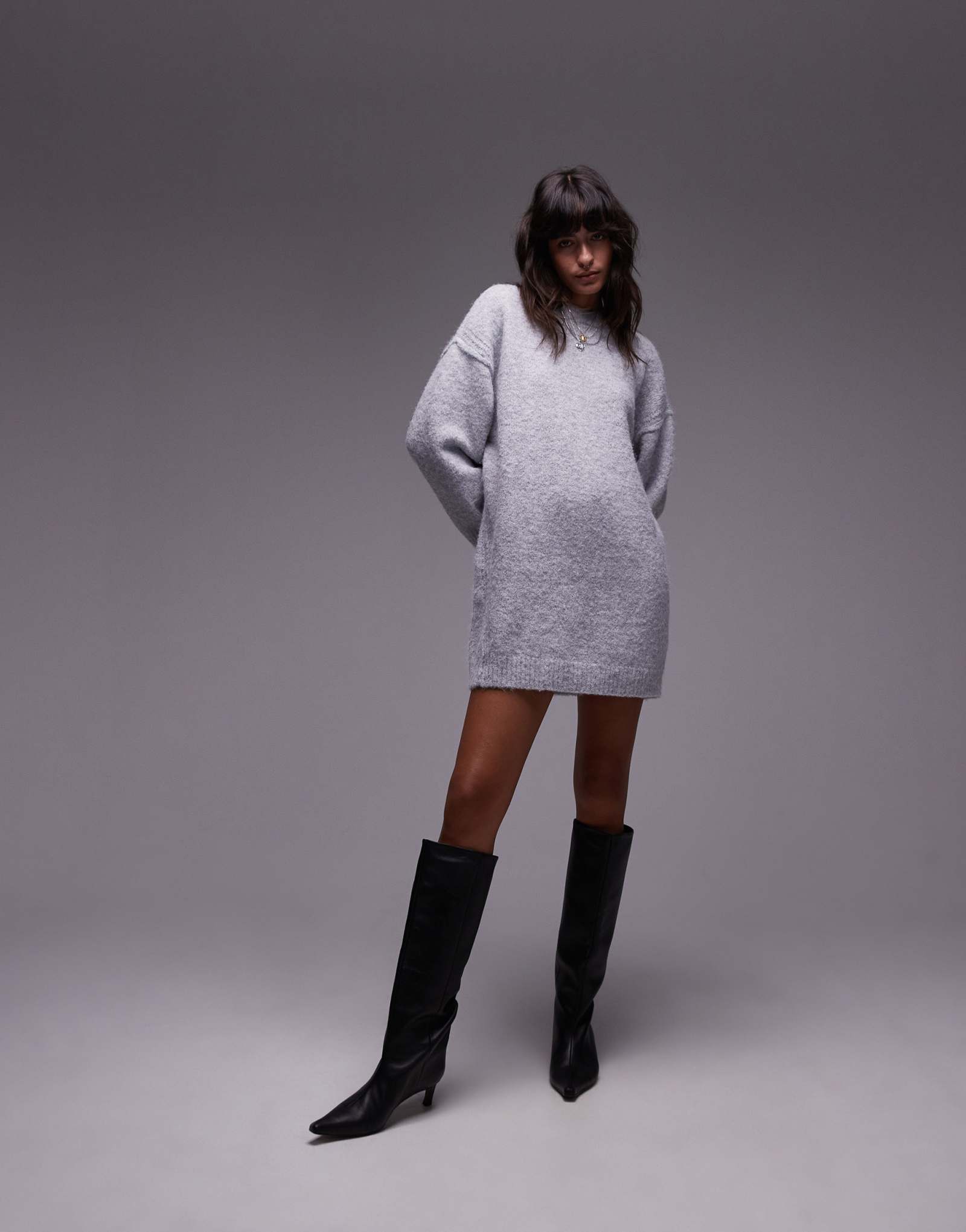 Вязаное мини-платье оверсайз Topshop серого цвета с открытыми швами